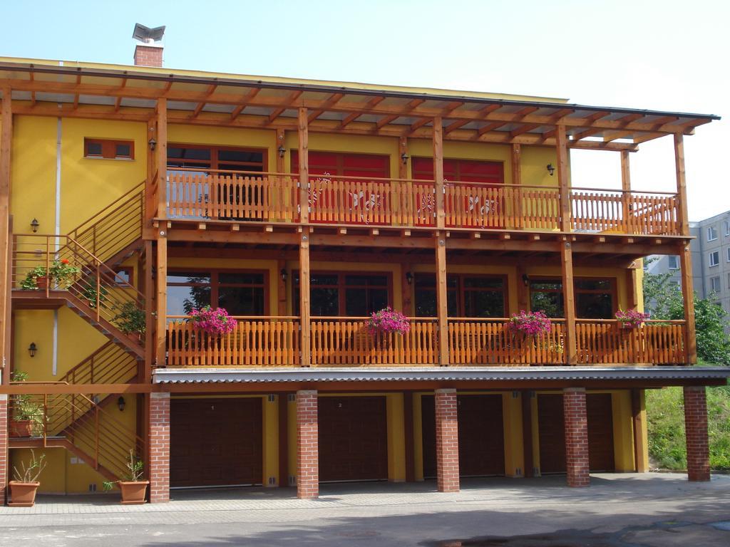 Hotel Cementar Hranice  Exteriör bild